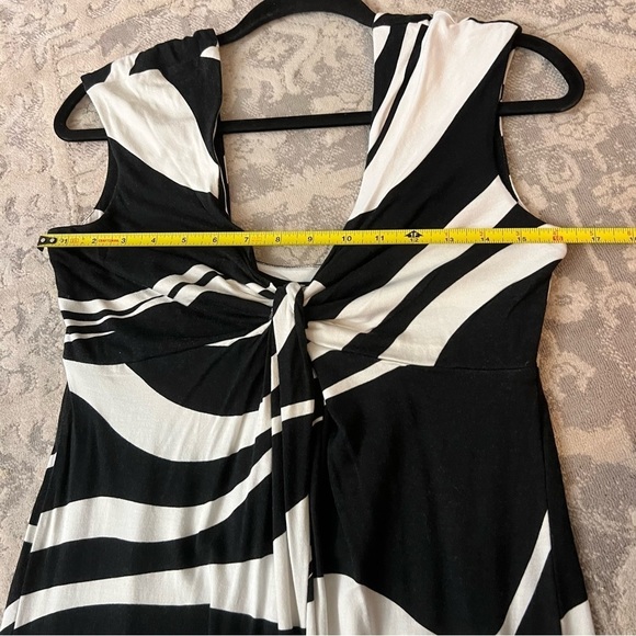 Women's Express Black And White Geometric Striped Flowy V Neck Dress Small - Picture 5 of 8
